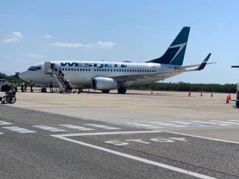 Parte de Ixtapa-Zihuatanejo el último vuelo hacia Canadá