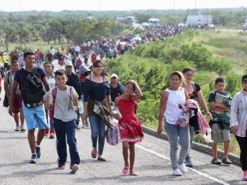 Parte de la caravana migrante avanza hacia Puebla