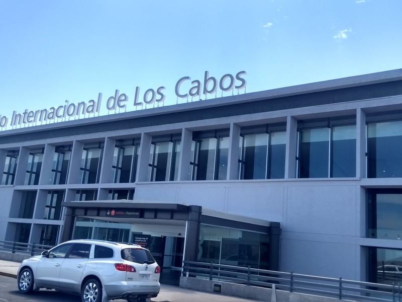 Reportan tránsito normal de turistas en aeropuerto de Los Cabos