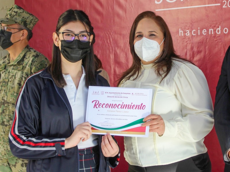 Participa alcaldesa en ceremonia de “lunes cívico” en Instituto Regional