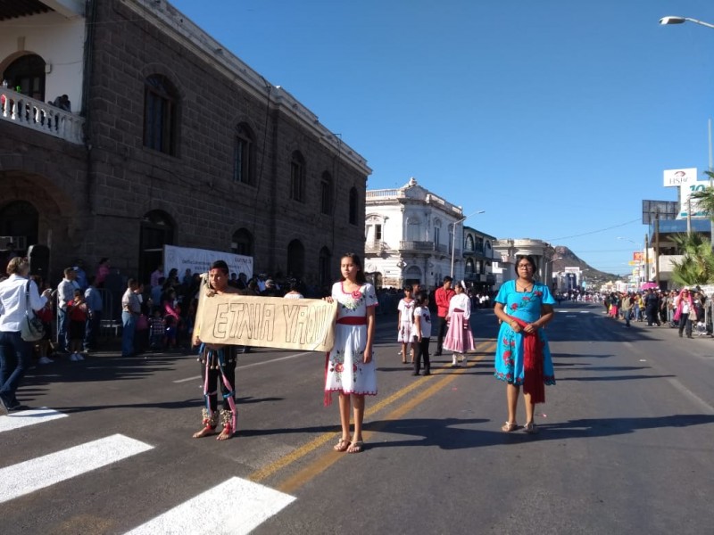 Participa Etnia Yaqui en Desfile