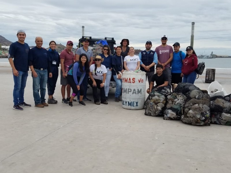 Participa IMPAM en limpieza de Malecón Turístico