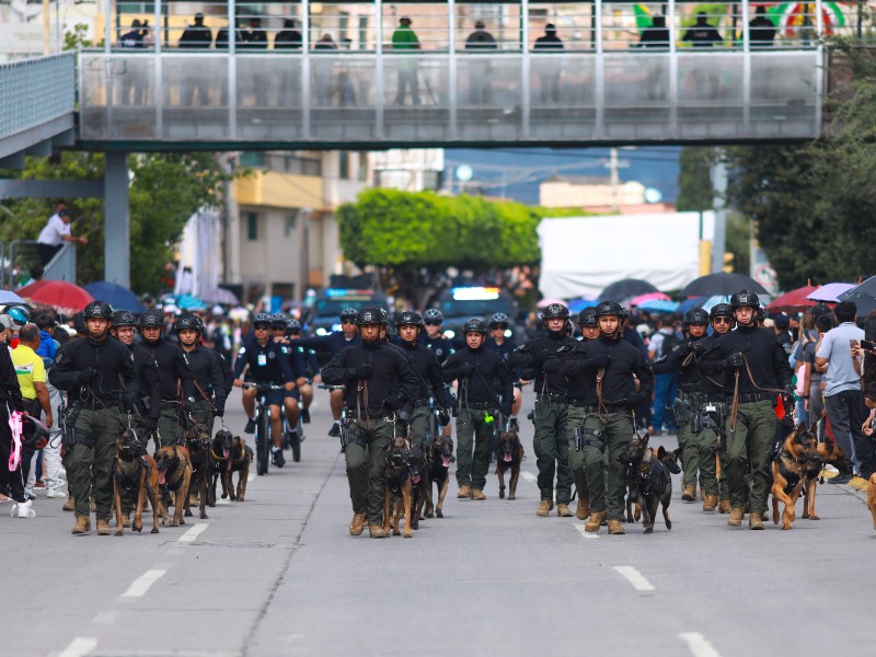 Participan 3 mil en desfile, leoneses disfrutan día feriado