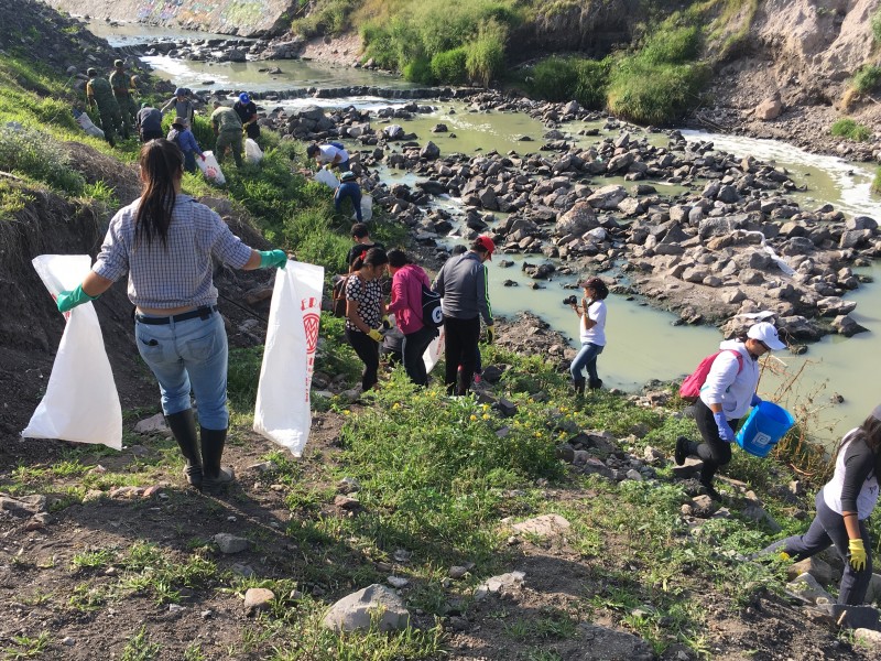 Participan ciudadanos en limpieza del Río Querétaro