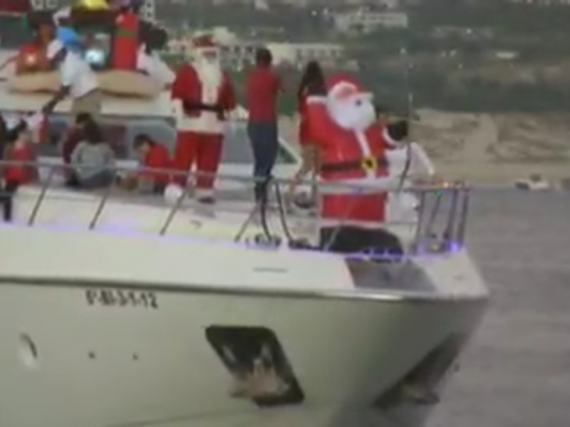 Participan embarcaciones en desfile náutico navideño