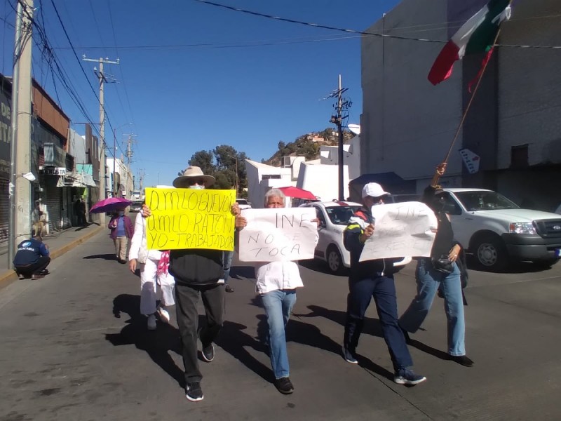 Participan en Nogales en marcha en favor del INE