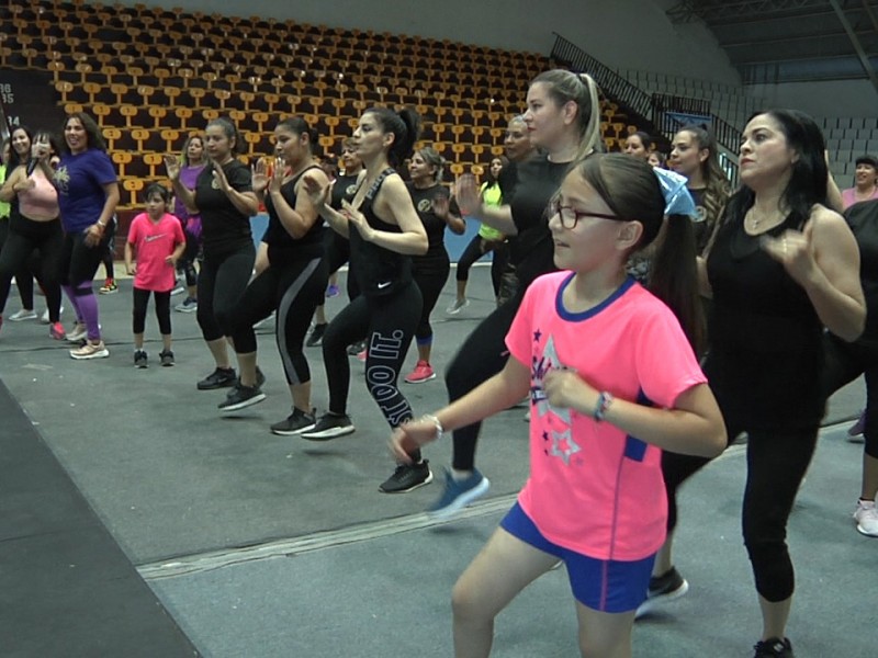 Participan en zumbatón para ayudar a causa social