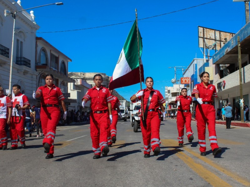 Participan escuelas e instituciones en el desfile de la independencia