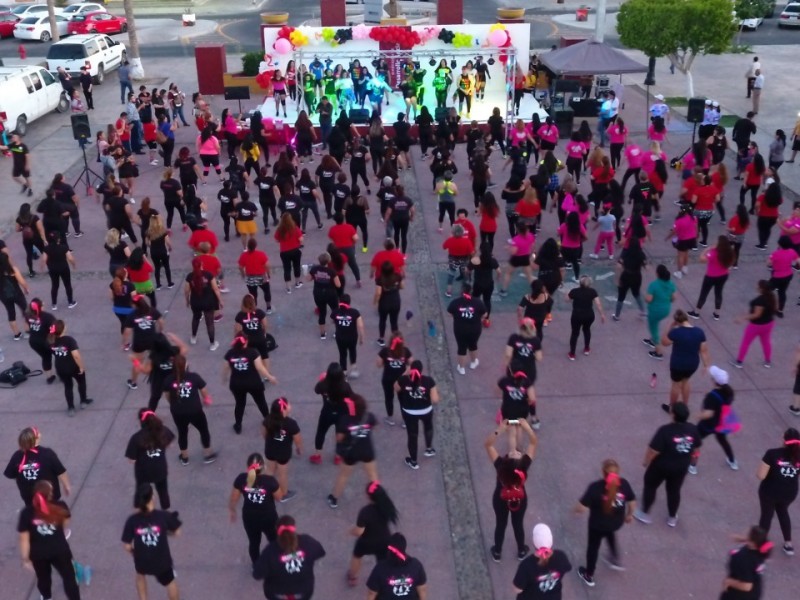 Participan más de 200 mamás en “Zumba-fest”