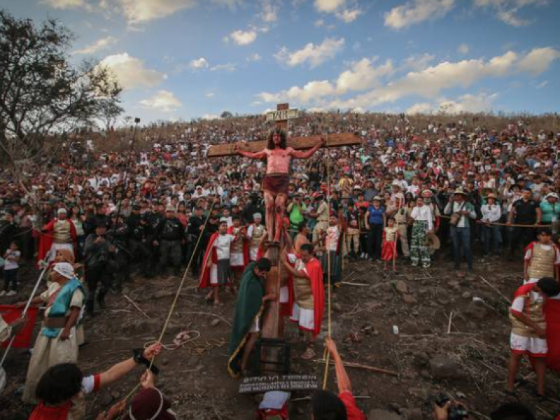 Participan miles en viacrucis de San Martín de las Flores