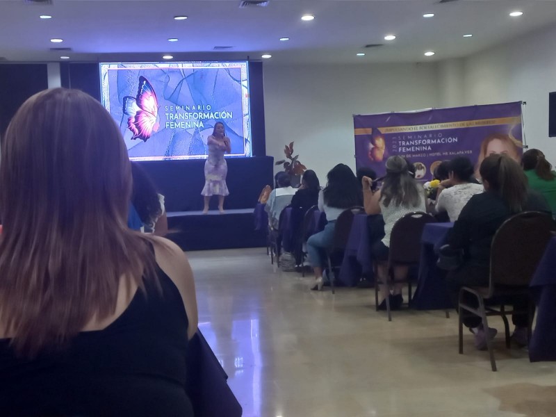 Participan mujeres en seminario de superación