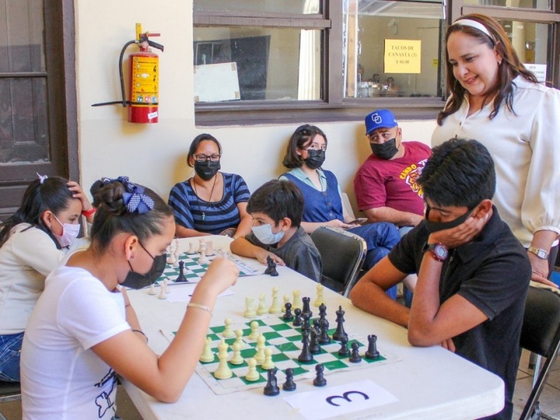 Participan niños y jóvenes en torneo de ajedrez en Guaymas
