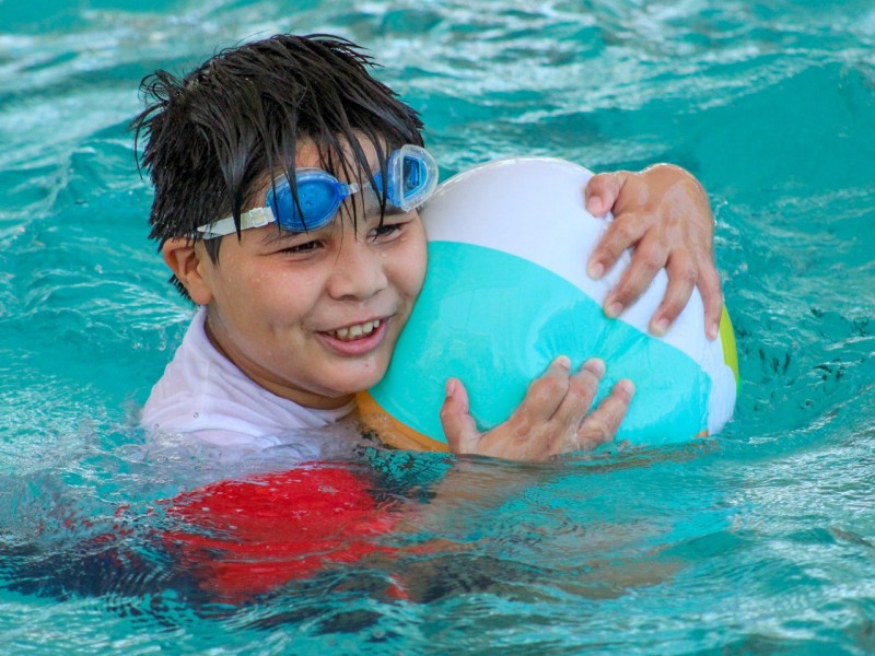 Participan pequeños en actividades recreativas en Campamento Deportivo de Verano