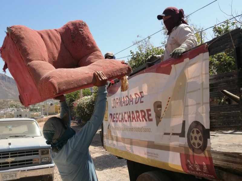 Participan vecinos en  acciones de descacharre