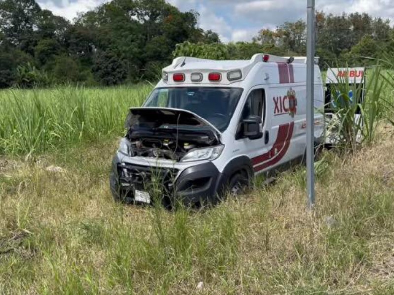Particular provocó que ambulancia de Xico se saliera del camino