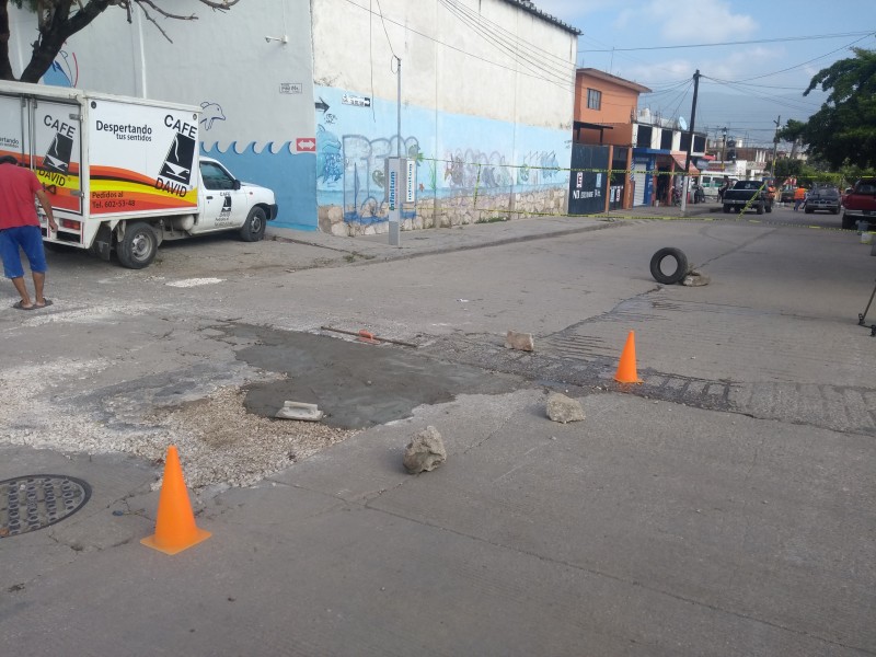 Particulares realizan arreglo de calles