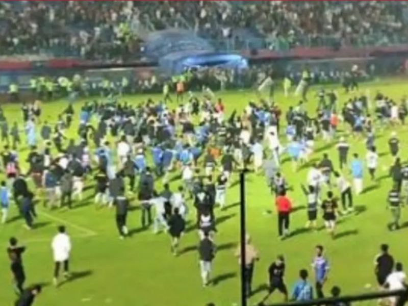 Partido de fútbol deja 127 muertos en Indonesia