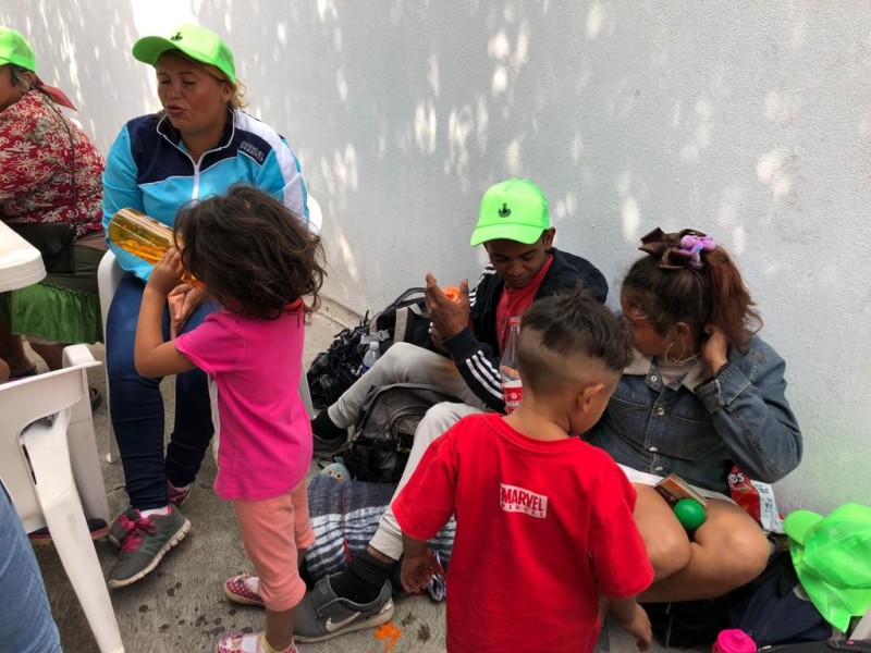 Pasa caravana migrante por León