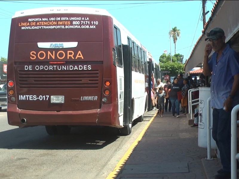 Pasajeros en Navojoa viajan entre el calor y la frustración