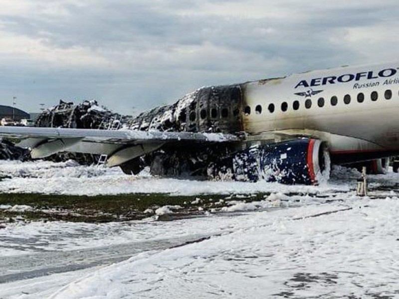 Pasajeros heridos al incendiarse avión ruso