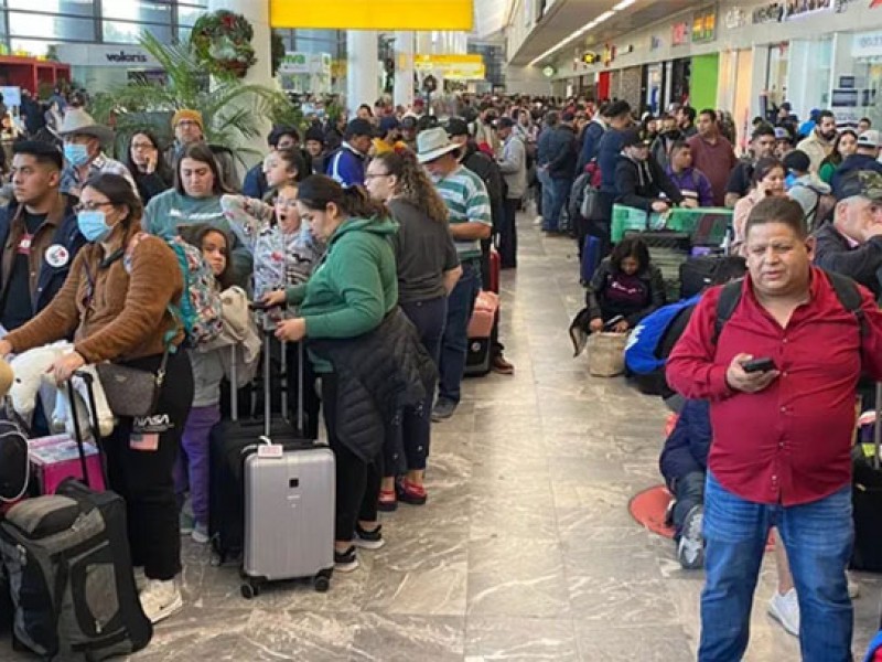 Pasajeros viven caos en aeropuerto de Tijuana