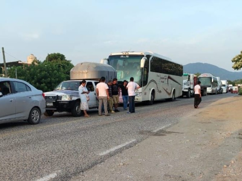 Pasan noche bloqueando la carretera de Morro Mazatán por incumplimiento de obras