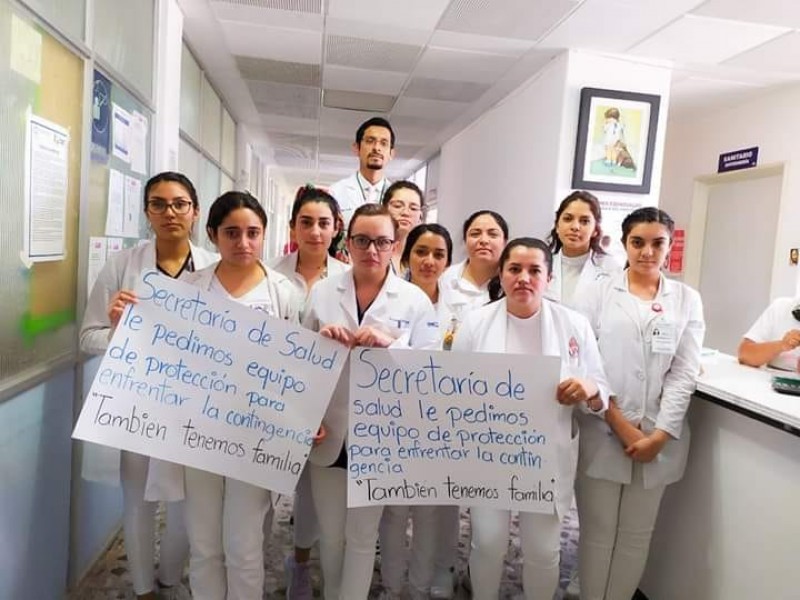 Pasantes de medicina inician paro de labores por insumos caducos