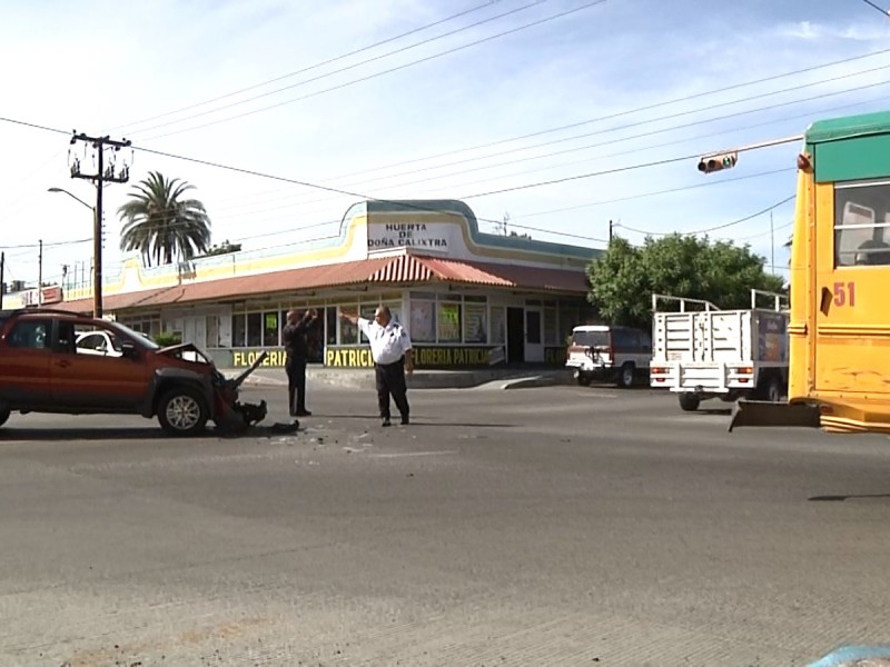 Pasarse la luz roja provoca choque con transporte