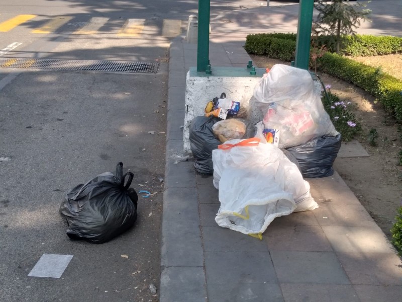 Paseo Colón y Carranza se inundan de bolsas de basura