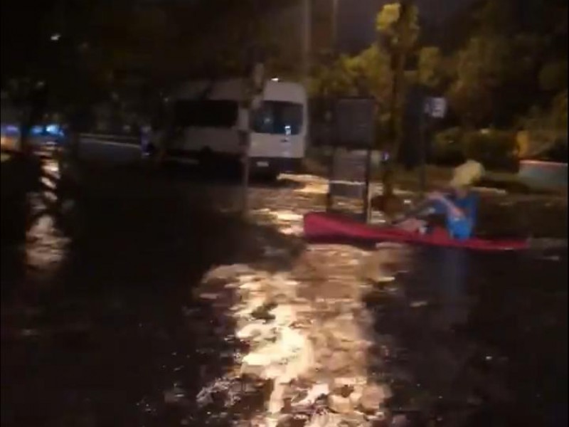 Paseo en Kayak mientras se inunda Mazatlán