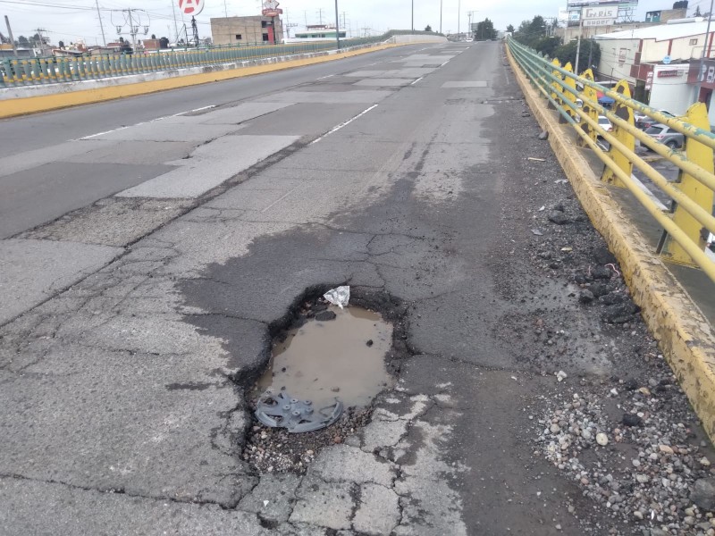 Paseo Tollocan un peligro por baches