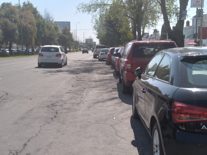 Paseo Vicente Guerrero se convierte en estacionamiento público