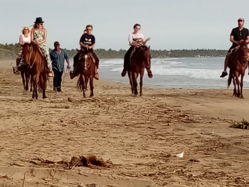 Paseos a caballo en Barra de Potosí ignorando emergencia sanitaria