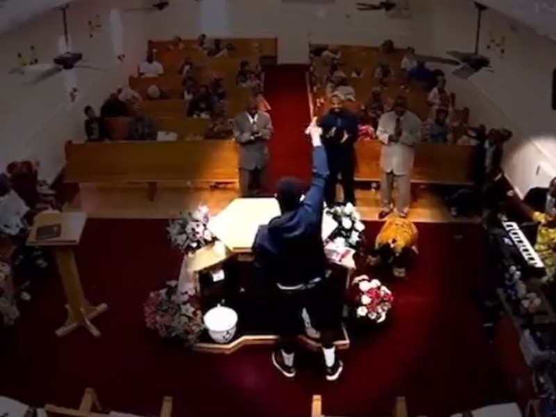 Pastor cristiano somete a hombre armado en pleno servicio religioso