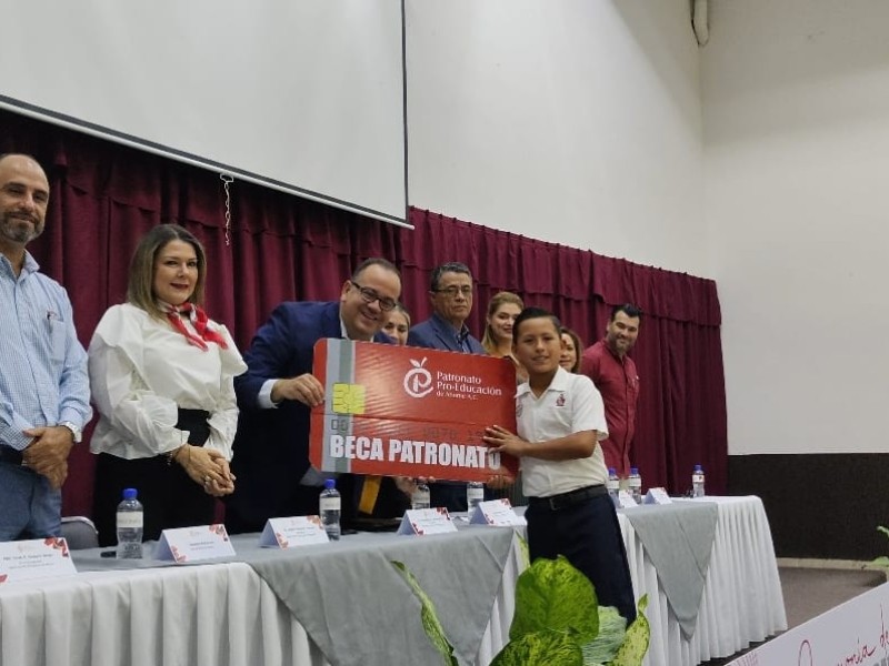 Patronato Pro Educación entrega 199 becas a estudiantes de excelencia