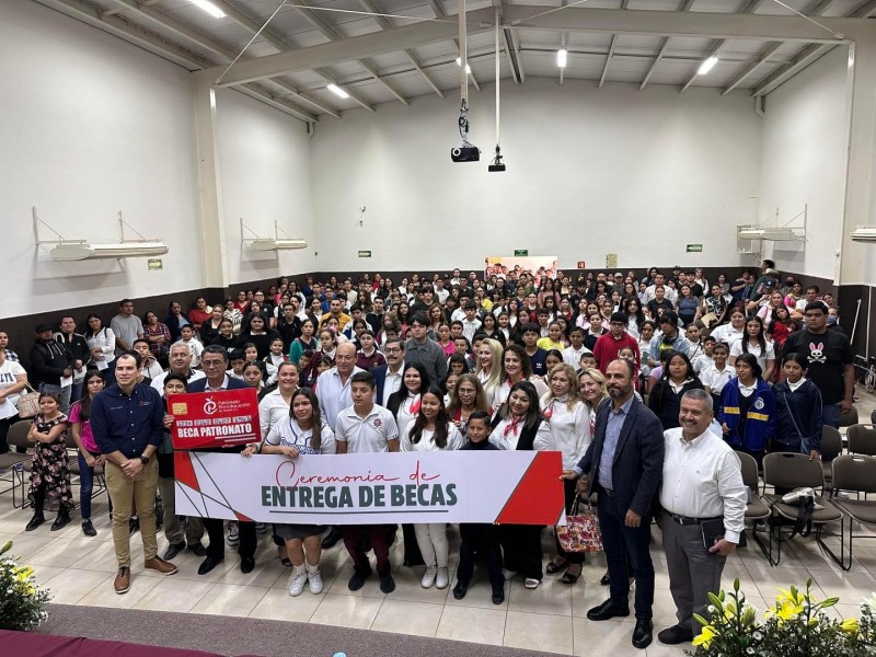 Patronato Pro Educación entrega 400 becas a estudiantes