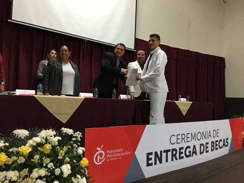 Patronato pro educación otorga 600 becas a estudiantes