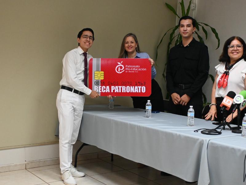 Patronato Pro-Educación entrega becas a 47 estudiantes de Ahome