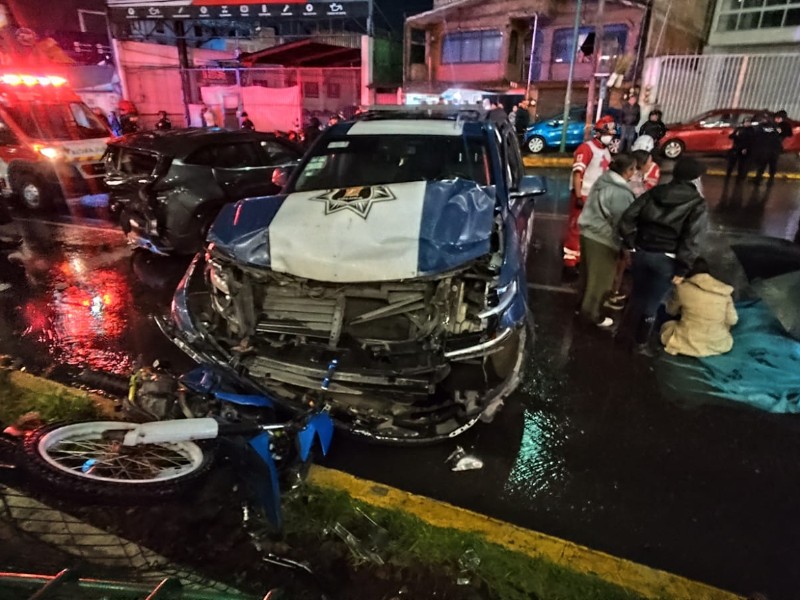 Patrulla arrolla a motociclistas, una pierde la vida en Toluca Patrulla arrolla a motociclistas, una pierde la vida en Toluca