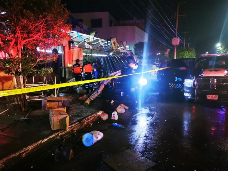 Patrulla arrolla puesto de comida en GDL; deja un muerto