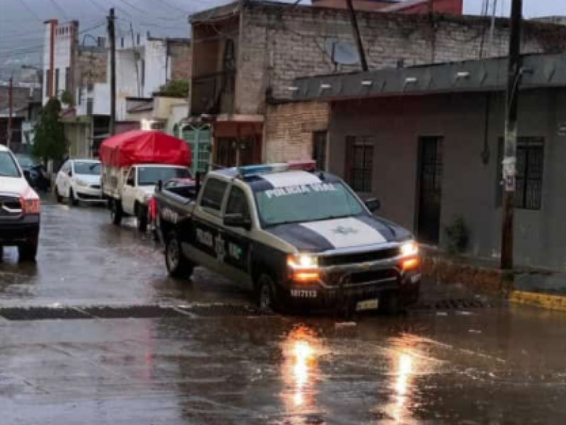 Patrulla cae en rejilla en mal estado