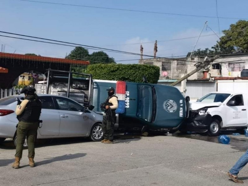 Patrulla de la Fuerza Civil se impacta contra camioneta