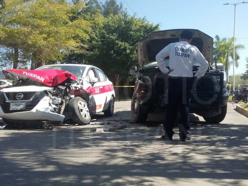 Patrulla de la Fuerza Civil y  taxi, protagonizan choque