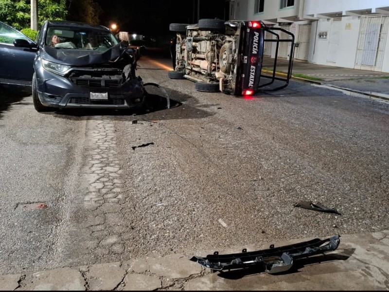 Patrulla de la Policía Estatal choca contra camioneta en Lagunas