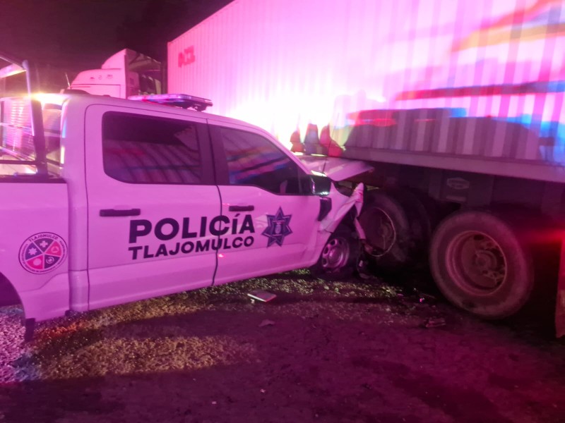 Patrulla de Tlajomulco choca contra tráiler; un policía resulta herido de gravedad