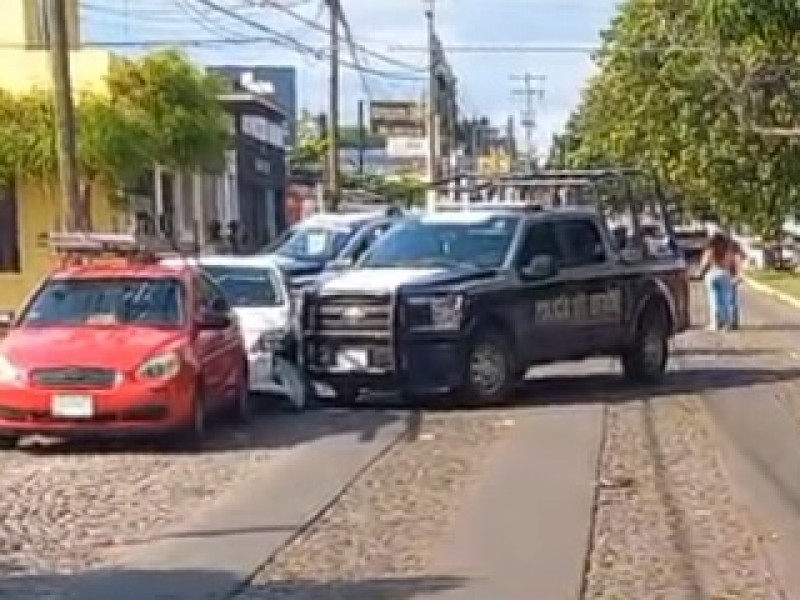 Patrulla estatal impacta vehículo tras persecución por calles de Colima
