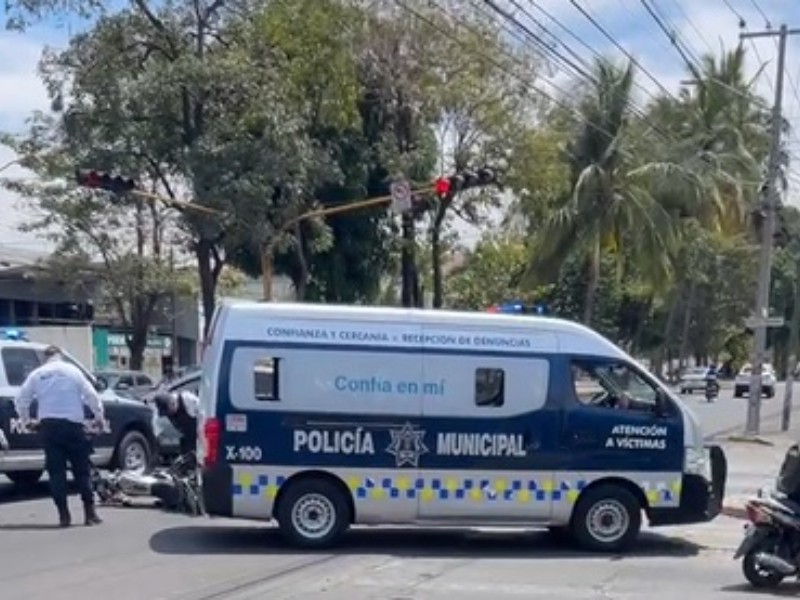 Patrulla municipal choca contra motociclista en Felipe Sevilla