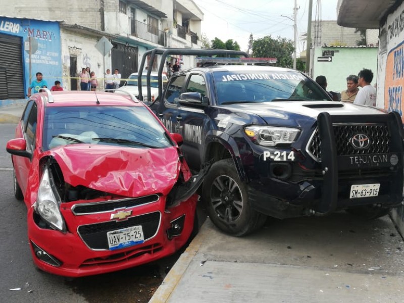 Patrulla municipal se pasó alto y chocó