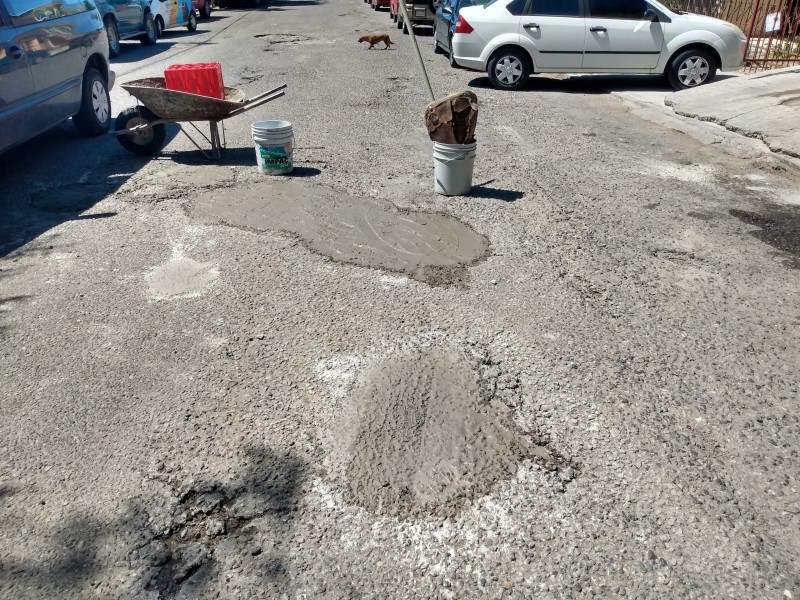 Pavimentan baches con cemento