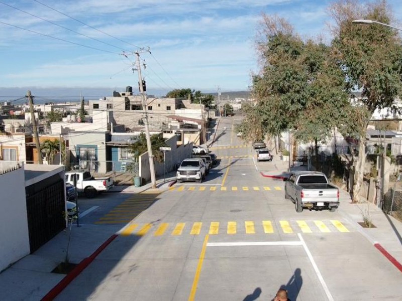 Pavimentan calle en colonia de Cabo San Lucas